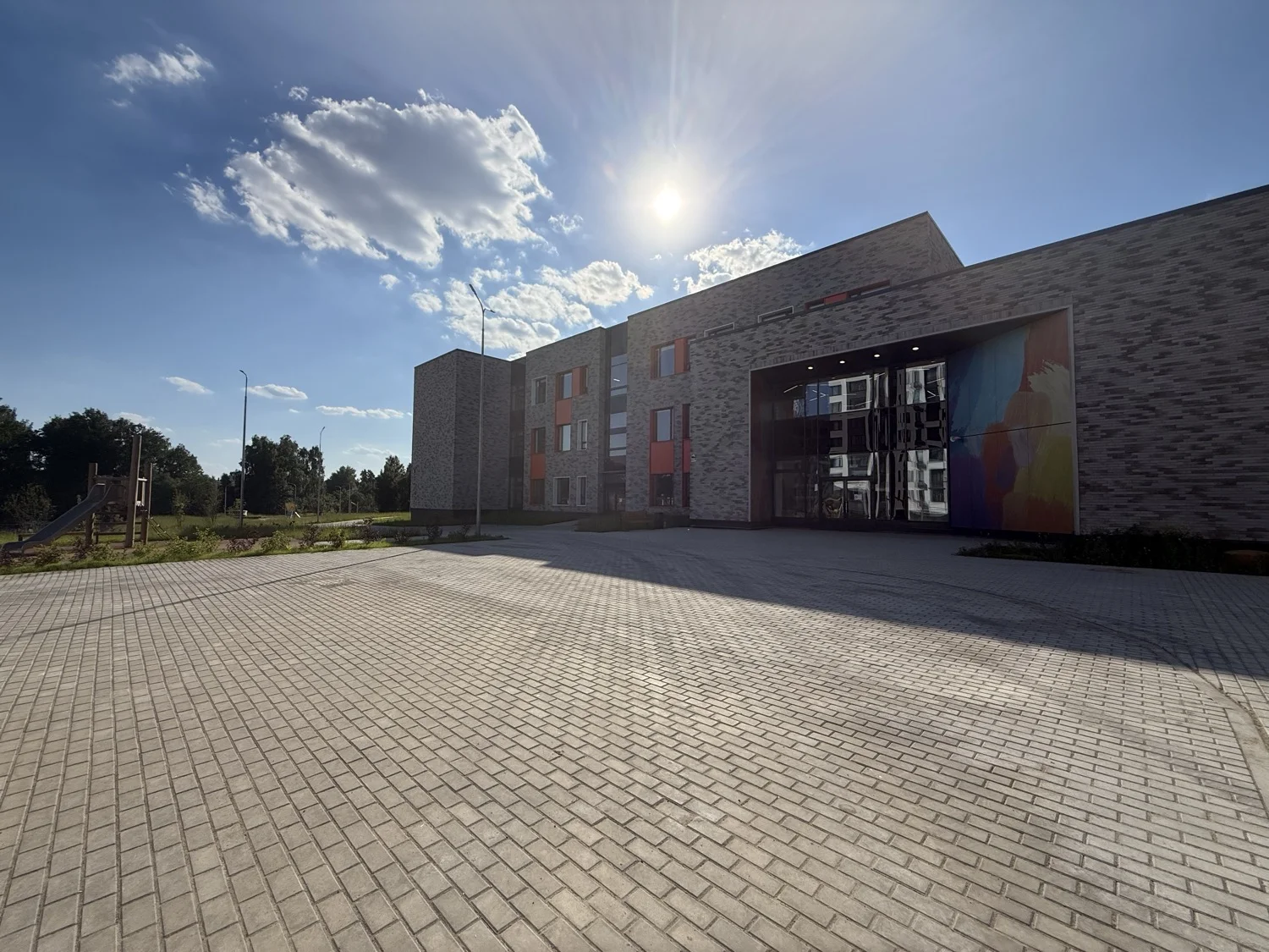 Входная площадь школы квартала