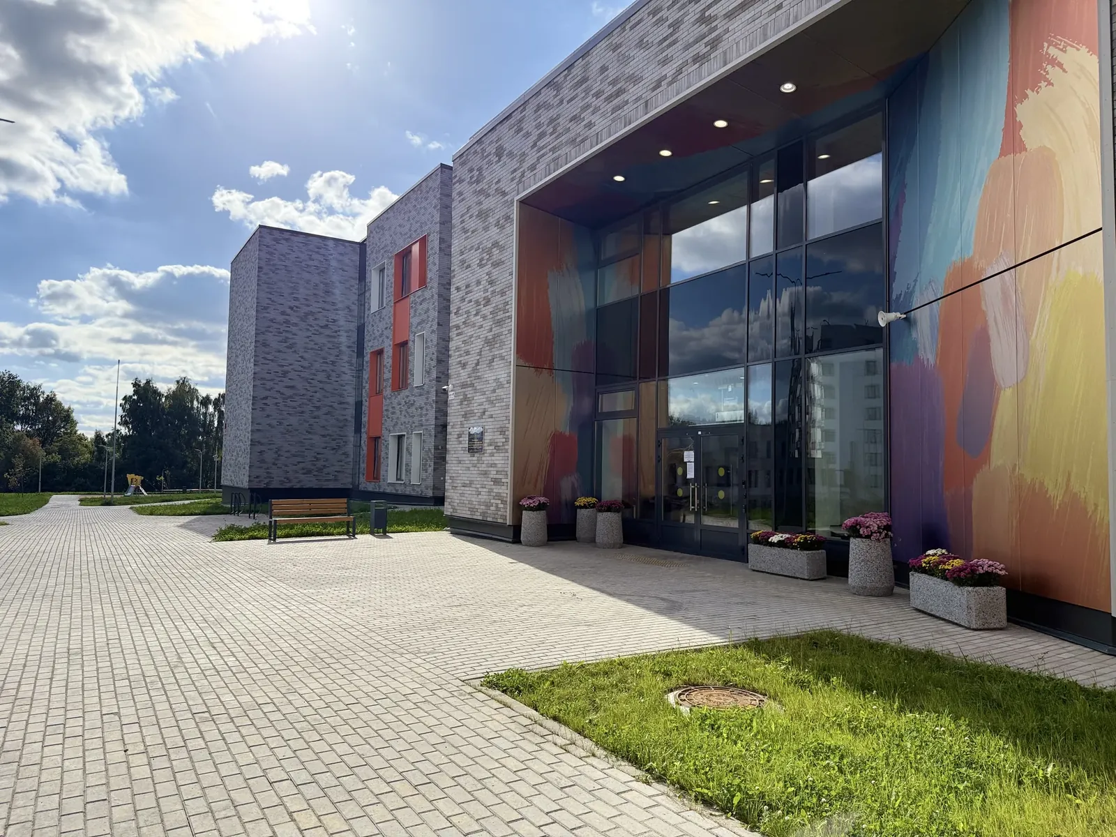 Вход в школу квартала с цветочными вазонами
