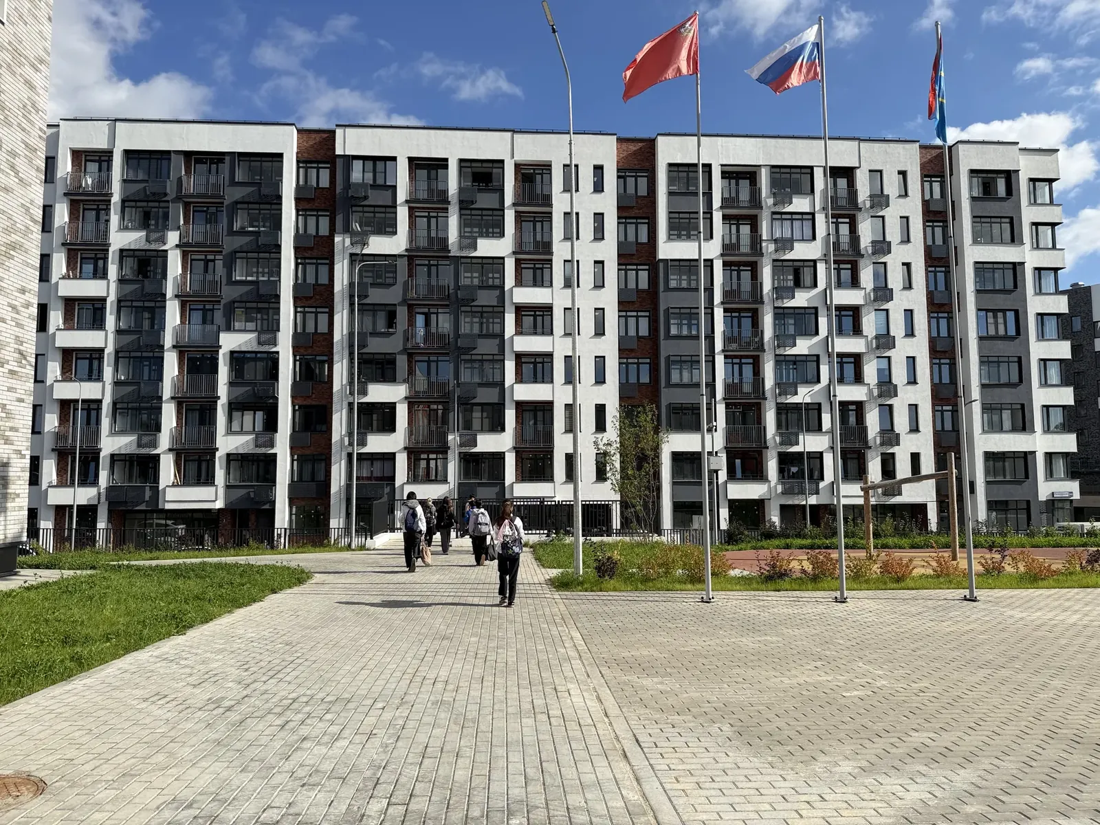 Площадь у школы: ученики идут на занятия