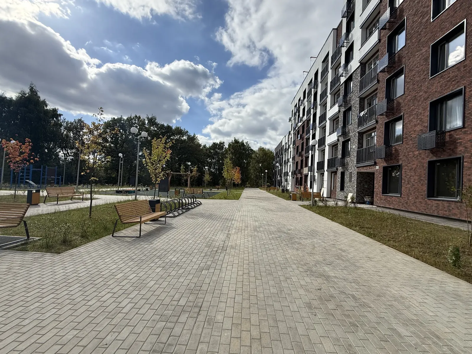 Прогулочная аллея с лавочками у корпуса